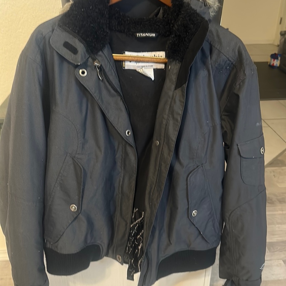 Woman’s Columbia Titanium Jacket with Omni-tech, waterproof. - Picture 1 of 7